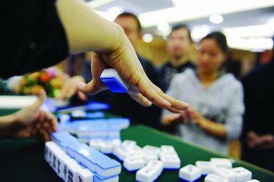 打牌出老千,被发现后遭到捆绑,殴打,如何定性?